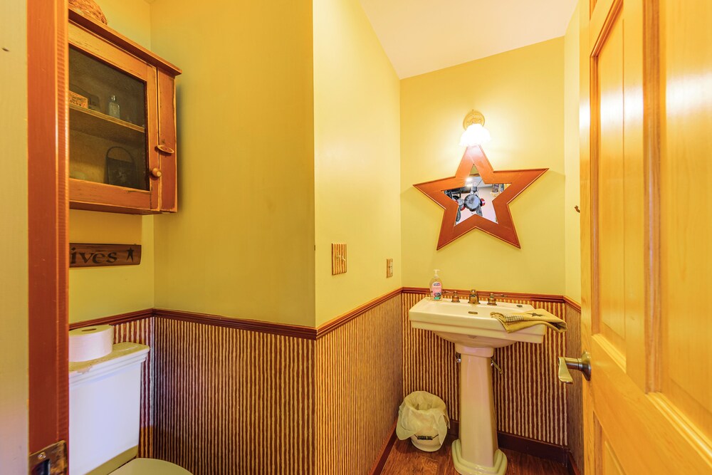 Hot Tub, Fire Pit & Grill: Remote Springfield Home