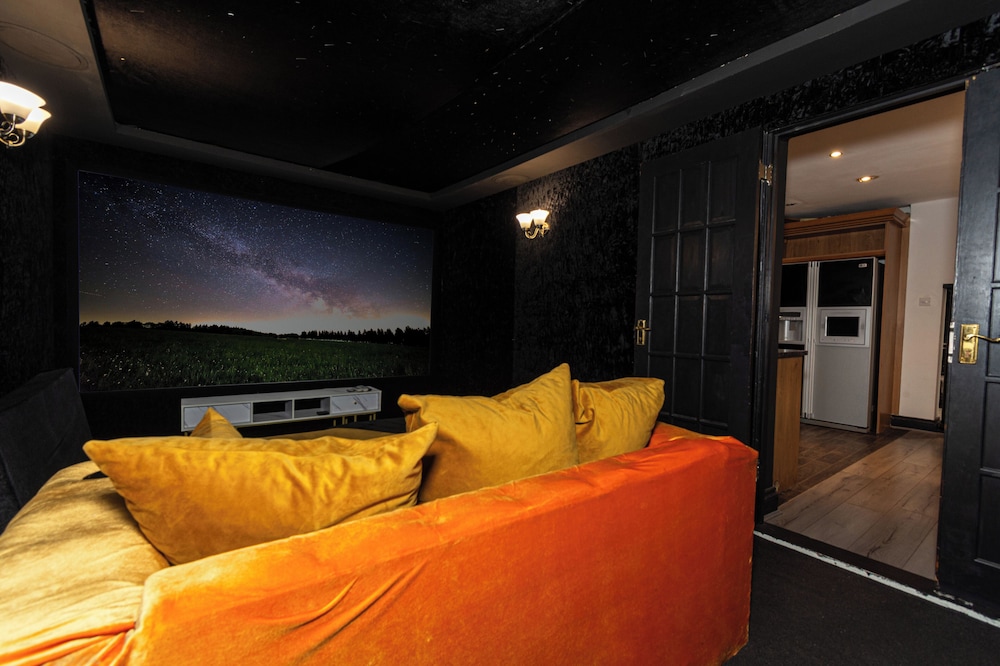 Heathrow House with Hot tub and Garden