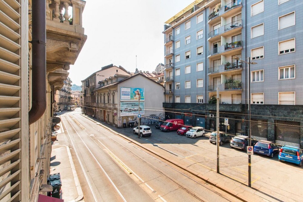 Parco del Valentino Cozy Flat with balcony view 4