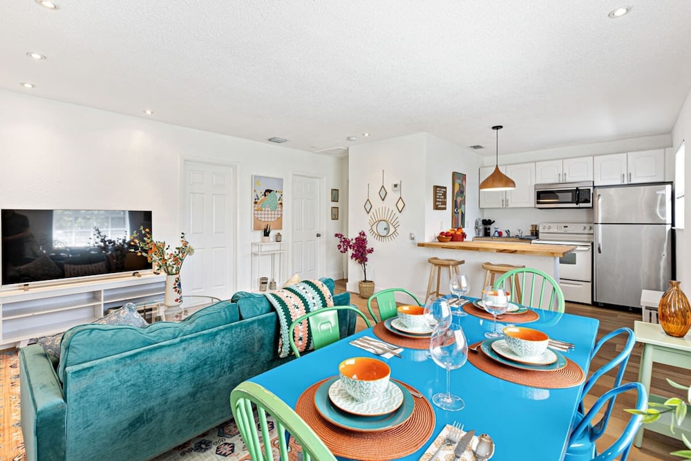 Stylish 2 BR Condo - Close to Riverwalk