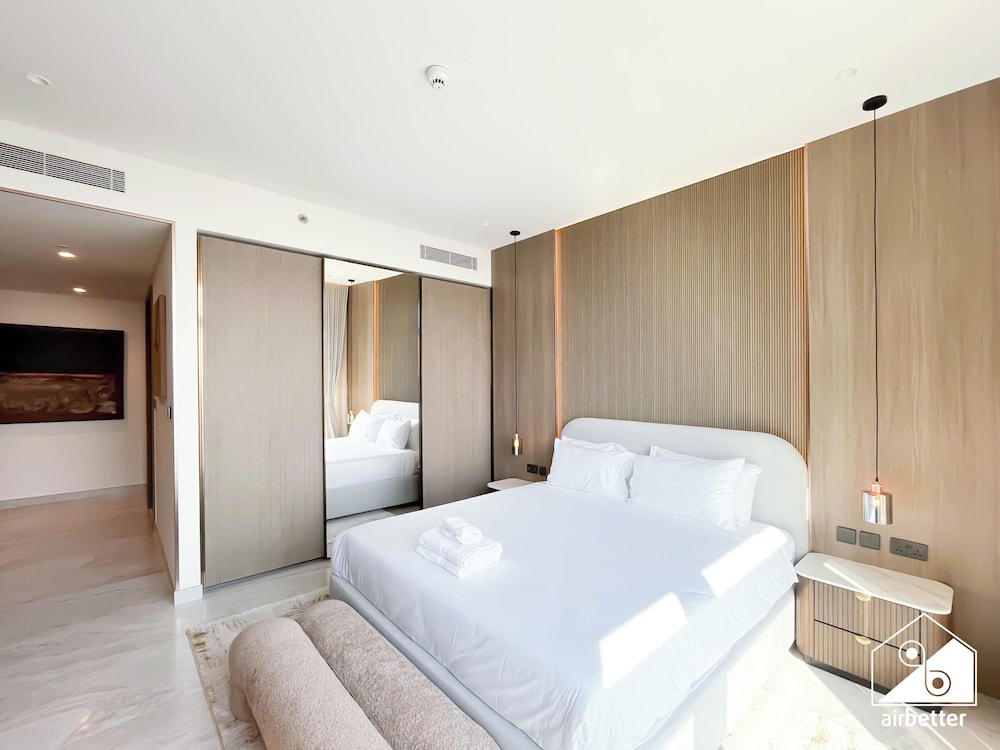 Luxurious 3BR Canal View Apartment Pool + Gym