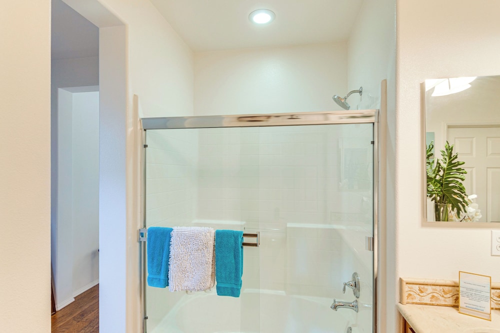 Walk to Beach: Luxe San Buenaventura Villa!