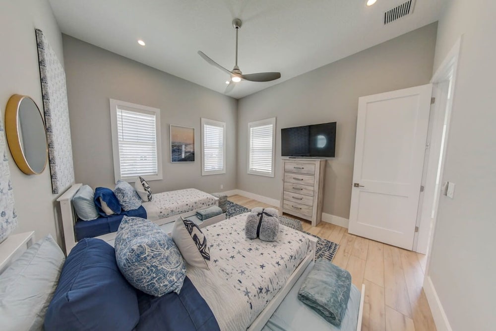 Villa Nautilus Steps Away From the Beach - New Lux 3 Story Pool Hot Tub Home With Elevator