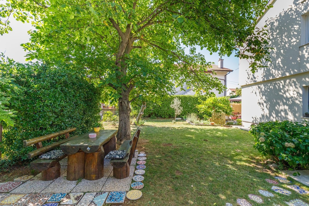 Cozy Home With Private Garden view 4