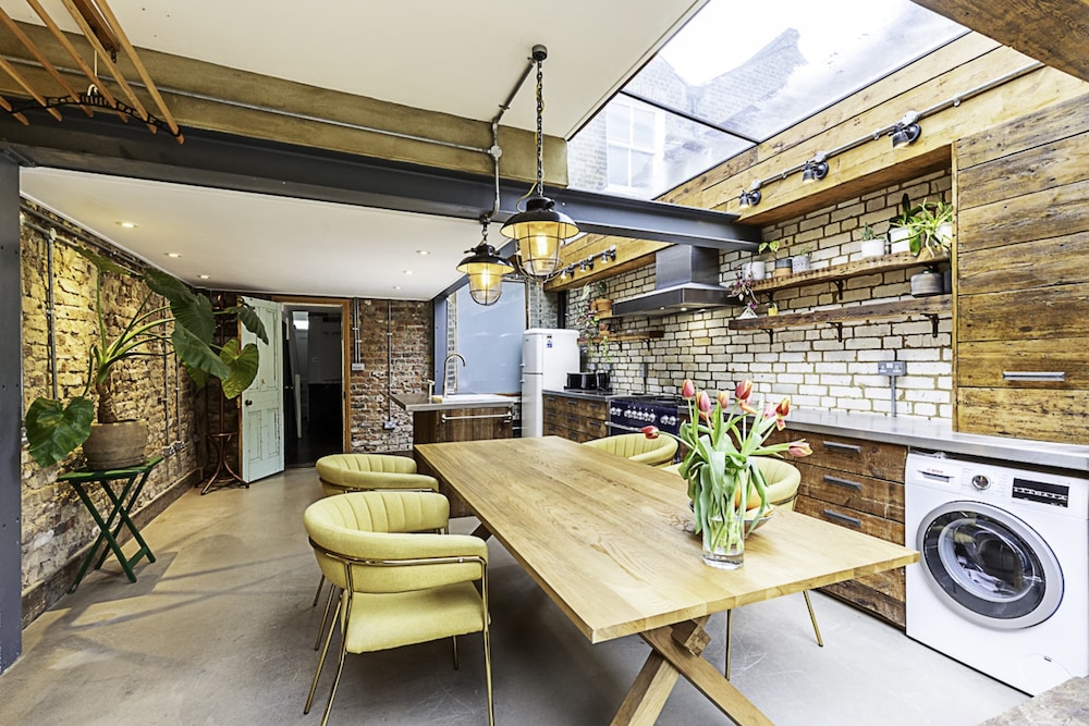 Hackney - Victoria Park: Generous 2 Bed Terrace