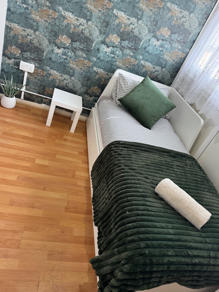 Smethwick - House - Sleeps 8 - Parking