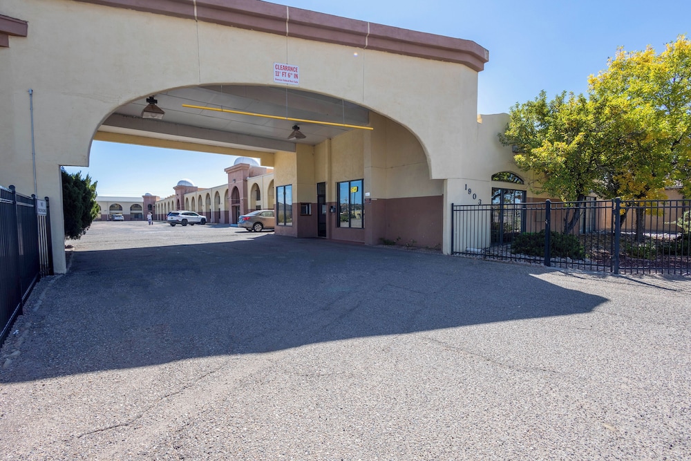 Royal Holiday Motel By Belvilla Gallup I-40