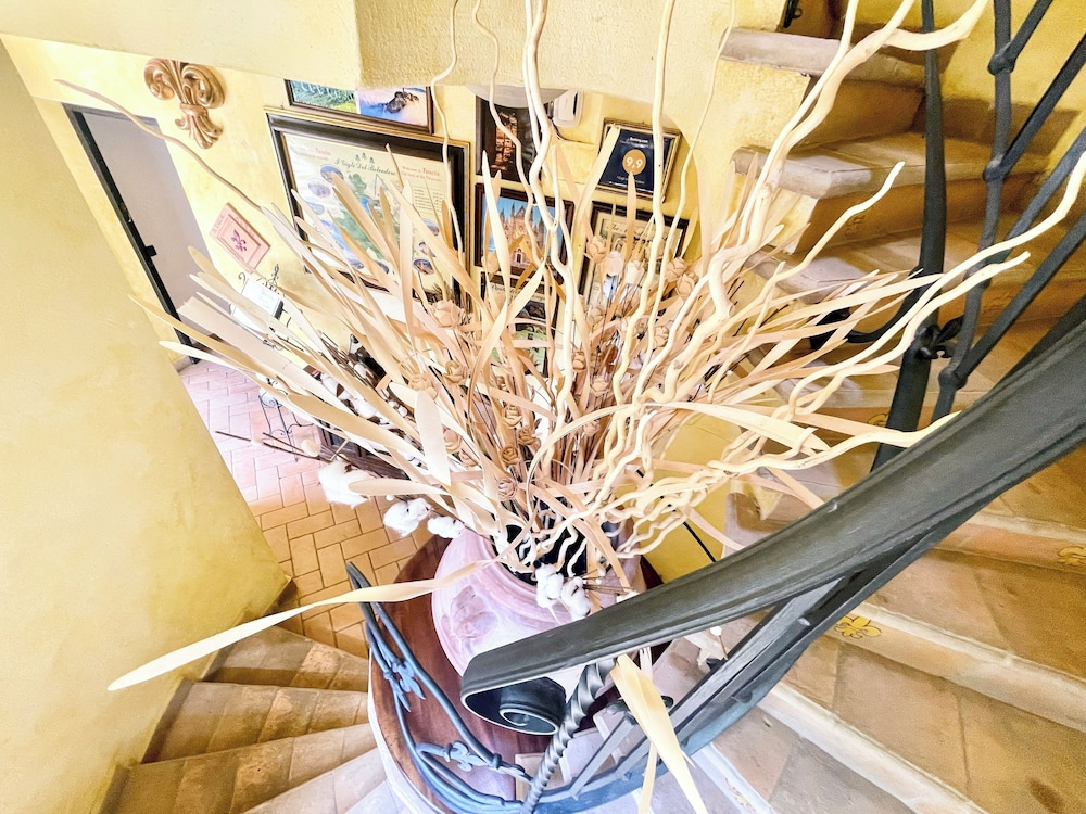 Charming Villa in Umbria - Sleeps 16 - Lake View - Pool, Jacuzzi and Events Room