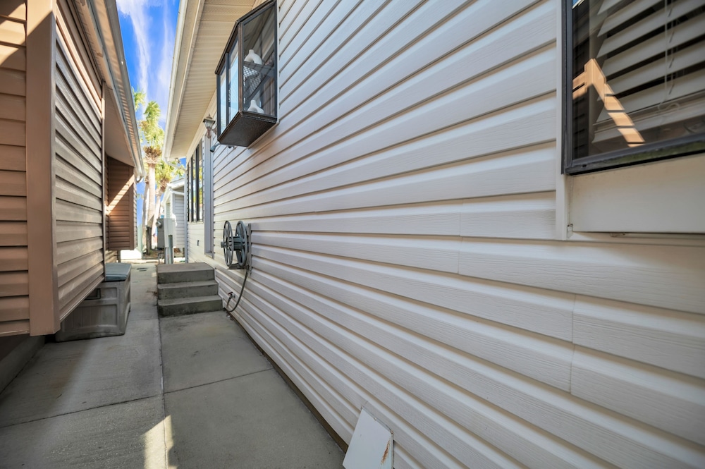 Spacious Home With Beach Access 3 Bedroom Home