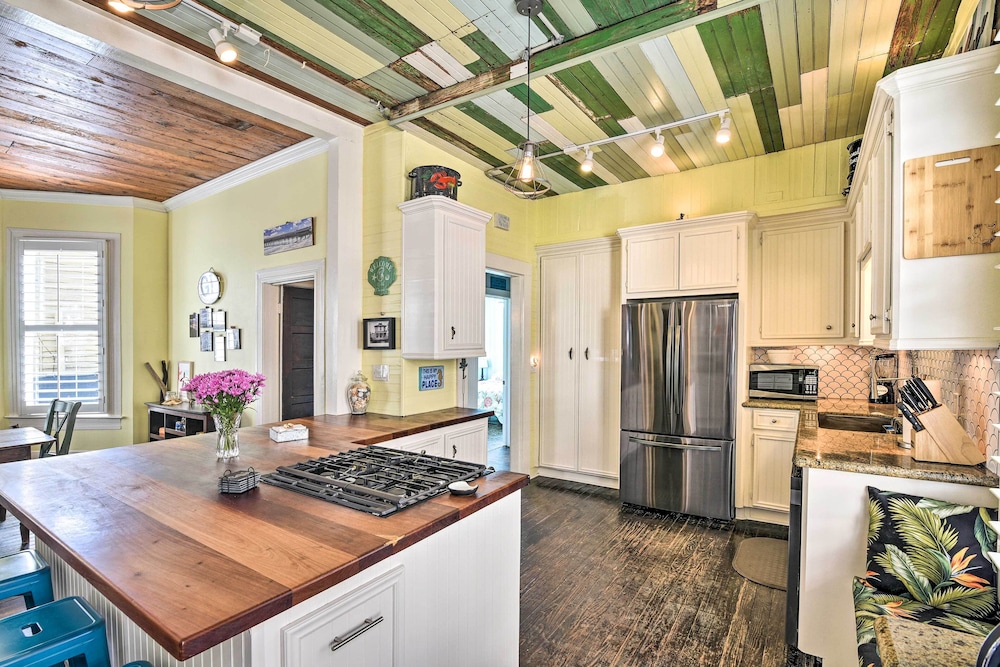Historic Galveston Hideaway, Walk to the Beach!