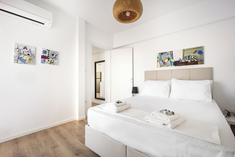Cozy 2BR Near Metro Acropolis View