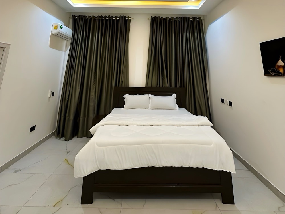 2BR Apartment With Pool and Wifi Near Airport