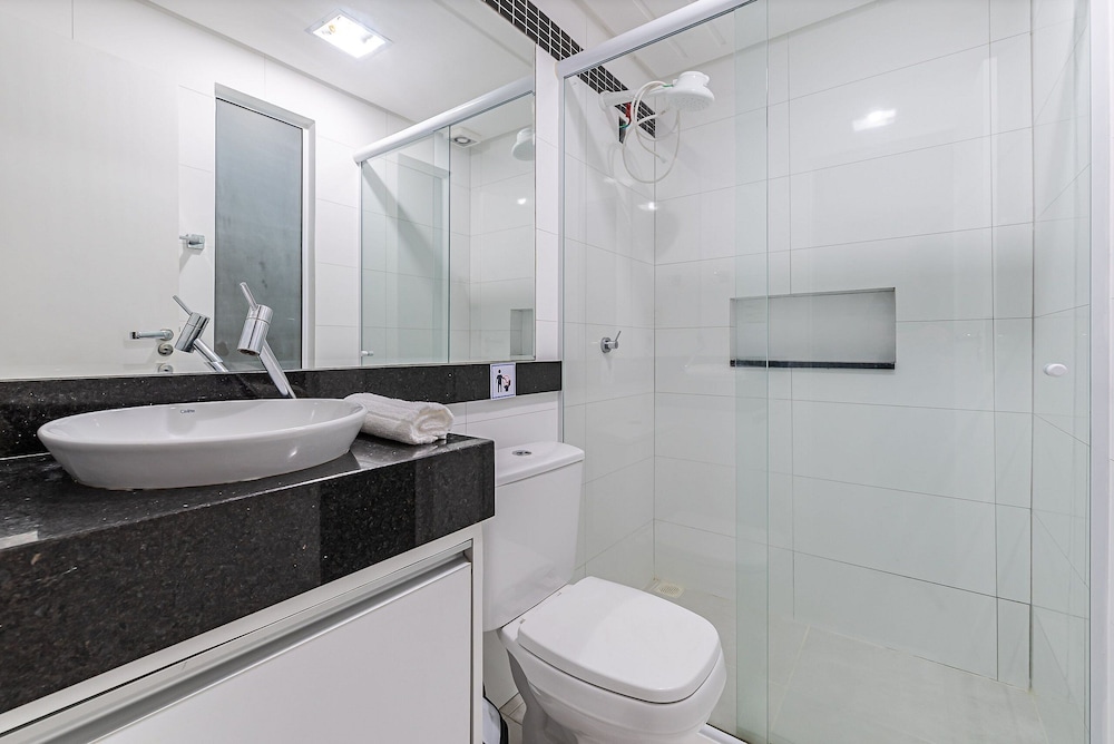 Sea View apt 130m From the Beach in BC Erg605
