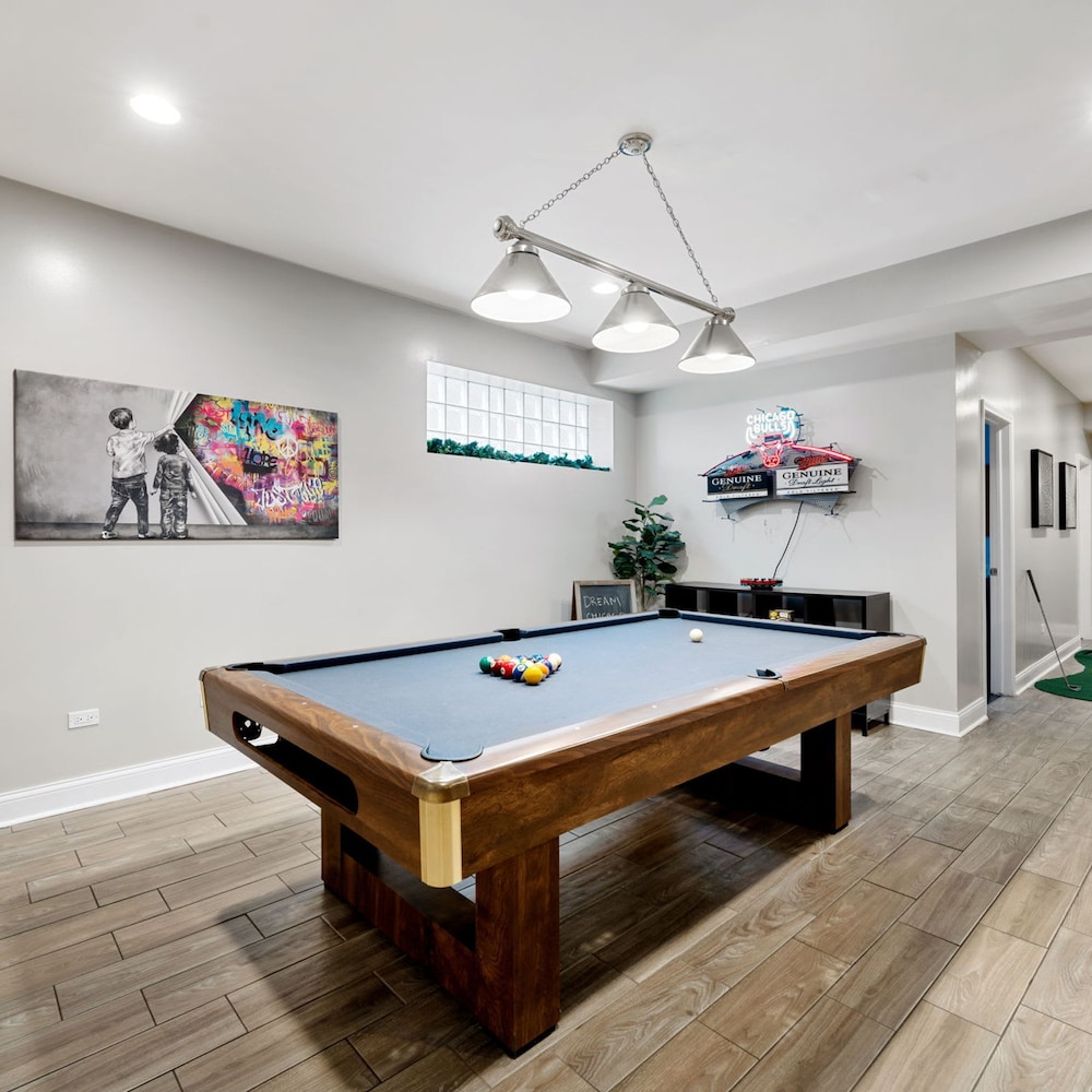 Spacious Luxury Retreat 8 Bed Oasis With 6 Baths