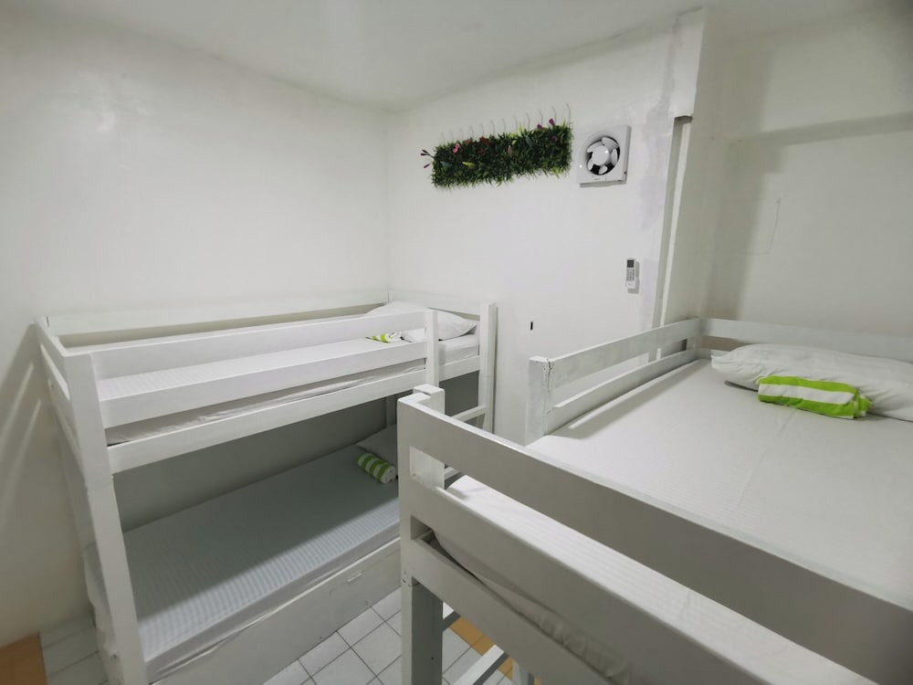 Resort’s Side Hostel near Shangrila