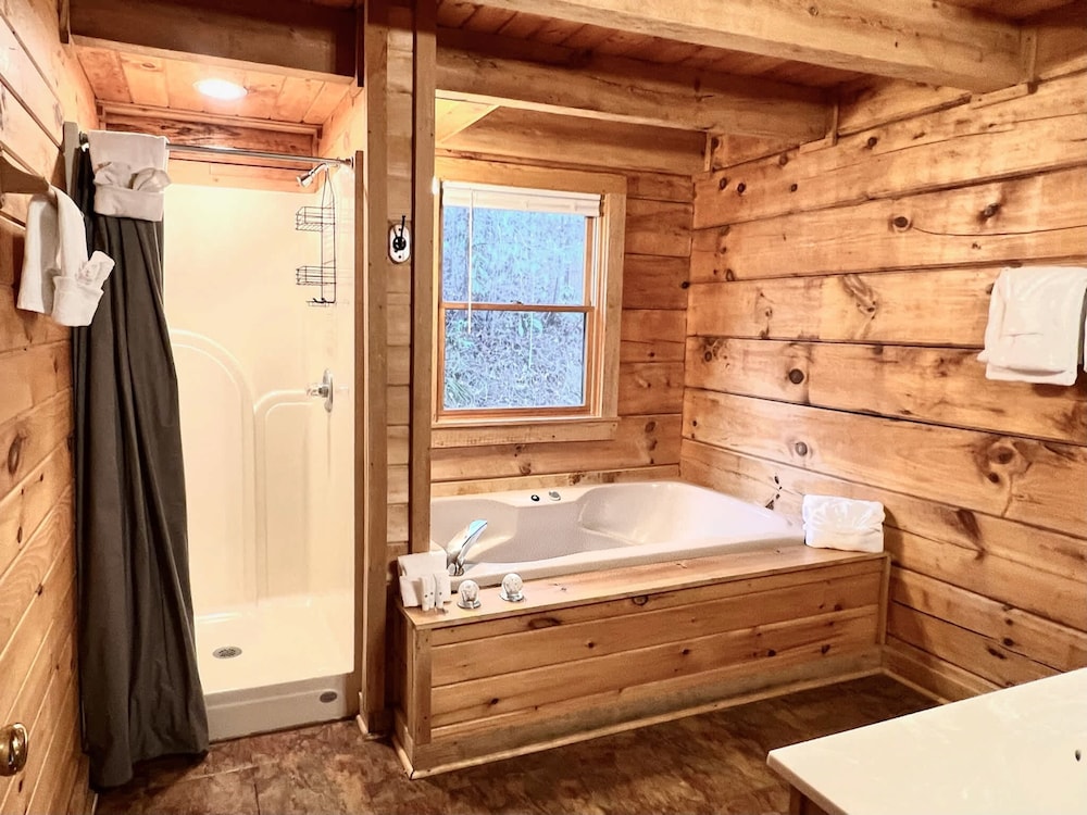 Hunter Hills Haven - Secluded Luxe Cabin Getaway With Mountain Views Spa Hot Tub Game Room