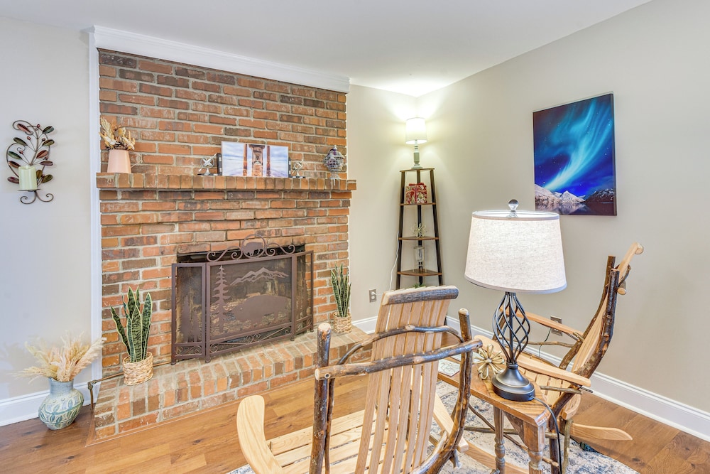 Creekside Cottage w/ Hot Tub: 8 Mi to Lake Chatuge
