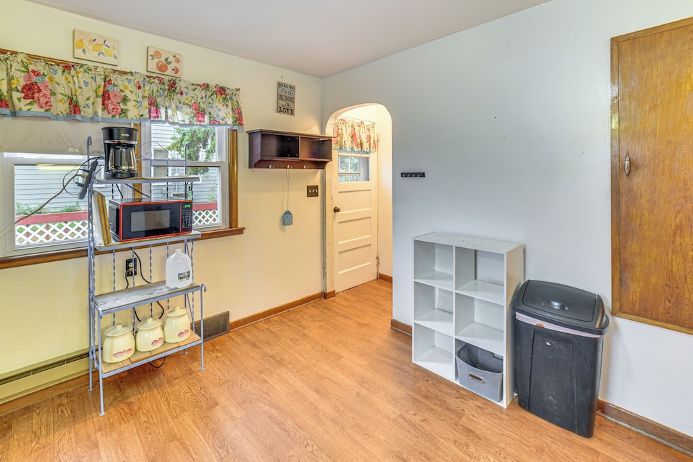 Walk to Restaurant & Bar: Home w/ Deck in Gary
