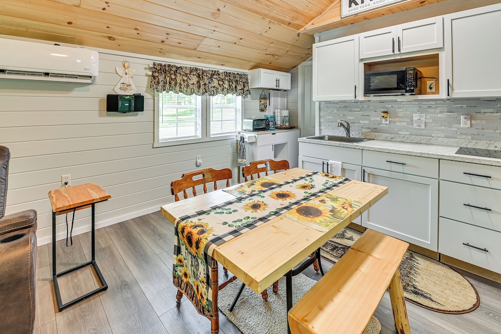 14 Mi to Kentucky Horse Park: Creekside Cabin