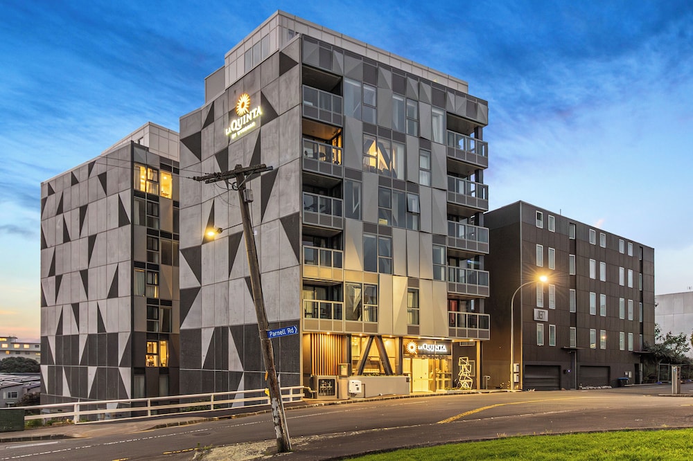 Modern 2BR Penthouse for Families by Zodiak Stays