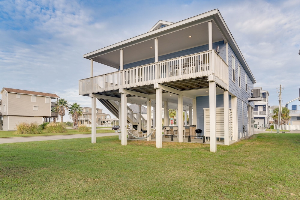 Galveston Home w/ Pool Access, Walk to Beaches! view 5