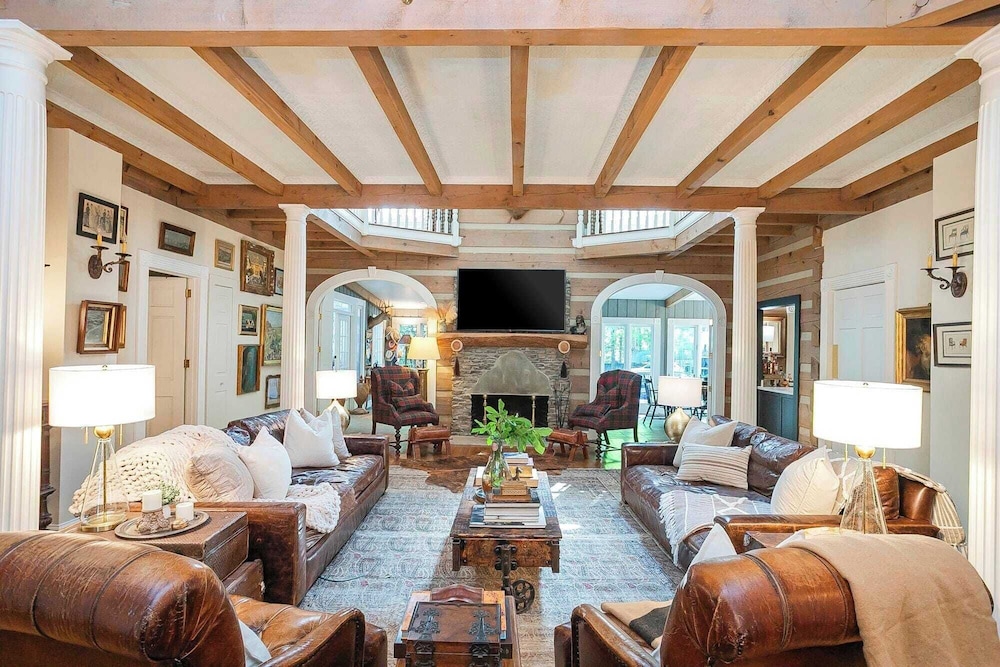35 Acre Villa w/ Pool, Spa, Wine Cellar & Gym + Near Golf Club La Pearla Ranch by Avantstay