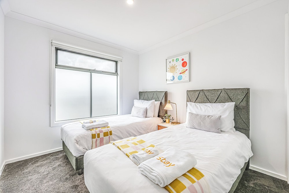 StayAU Fresh Modern 5BR Retreat Netflix in Berwick