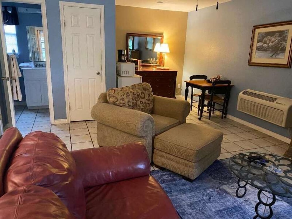 The Crossroads Inn - Property Image 5