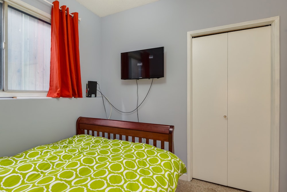 4 Bedroom Suite in Calgary - Image 2