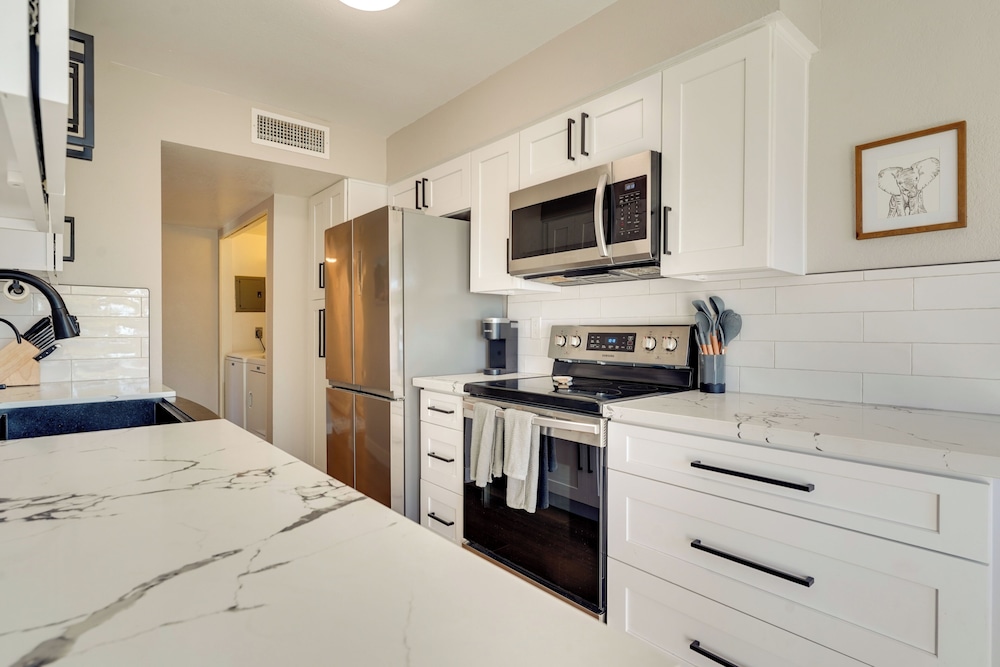 9 Mi to Downtown Tempe: Condo w/ Pool Access