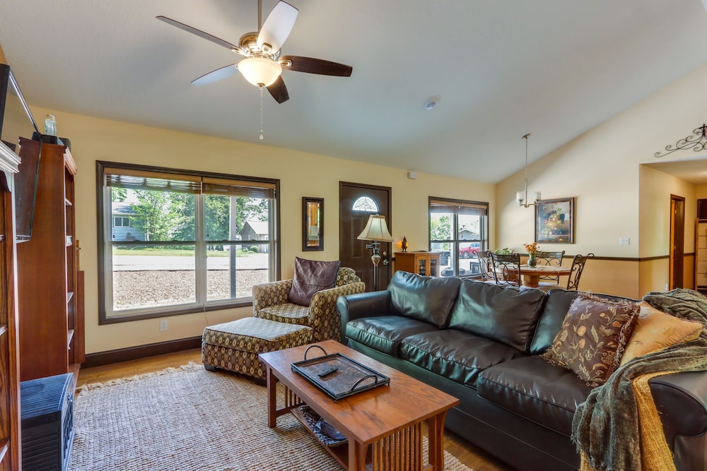 Tranquil Camdenton Vacation Home w/ Screened Porch view 2
