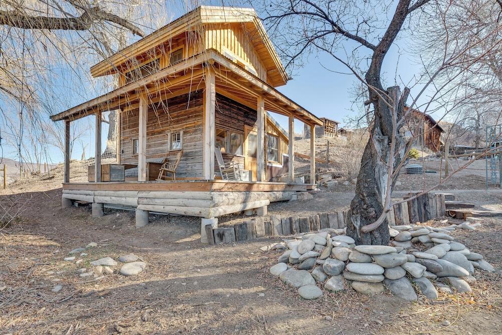 Historic Nature Lovers Cabin on Farm in Paonia!