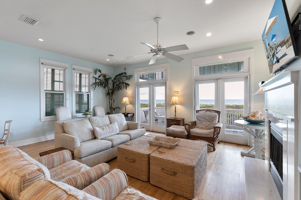 Palm House - Private Beachfront House 3 Bedroom Home by RedAwning