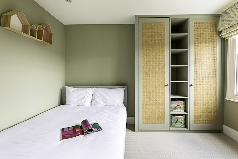 Bermondsey Bliss: Views, Comfort, and City Access!