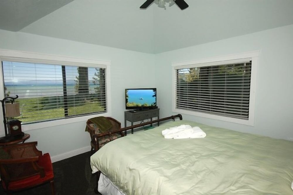 771 Lakeview Avenue 4 Bedroom Home by RedAwning