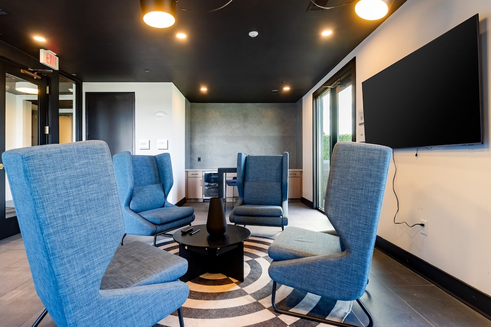 Lindsley by Avantstay Balcony Modern Design A Downtown Location