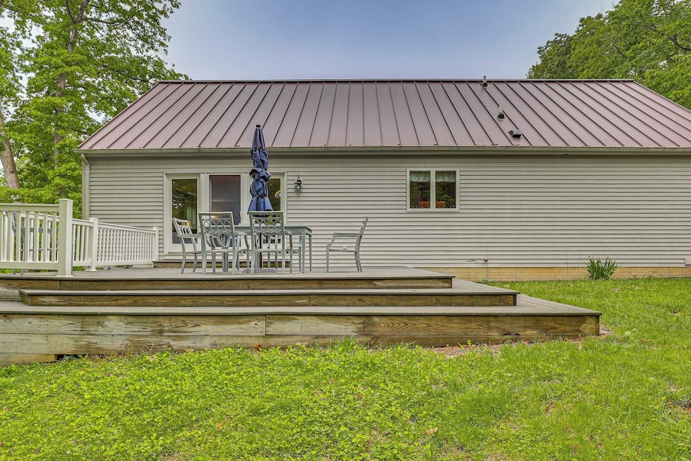 2 Mi to Woodbury Wildlife Area: Cozy Farmhouse!