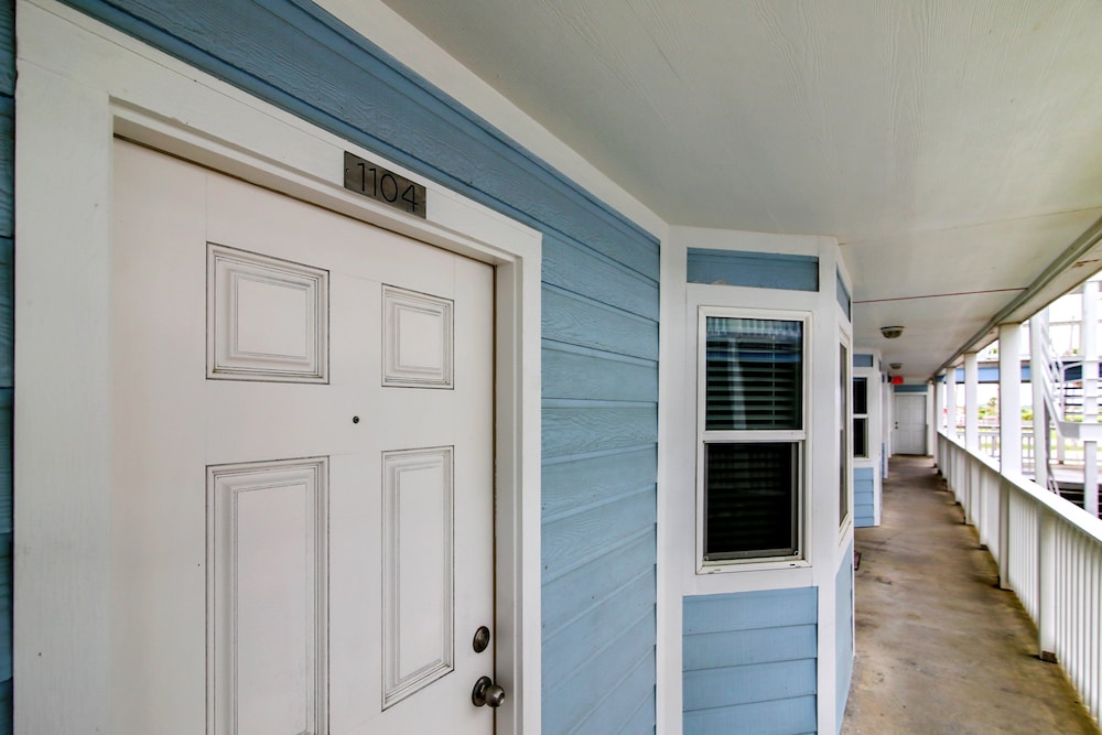 Seascape 1104 1 Bedroom Condo by RedAwning