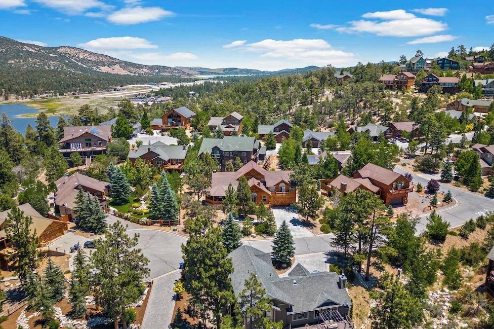 Sleeps 27 2 Homes Near the Lake, Hot Tub + Views Castle Glen Estates