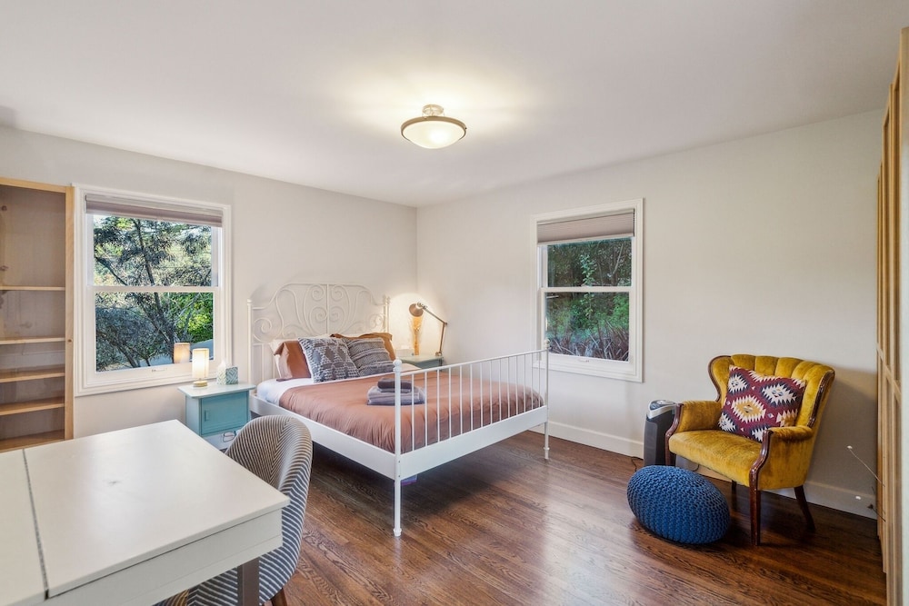 Charming 1933 Ridge-top Home With Stunning Views 4 Bedroom Home