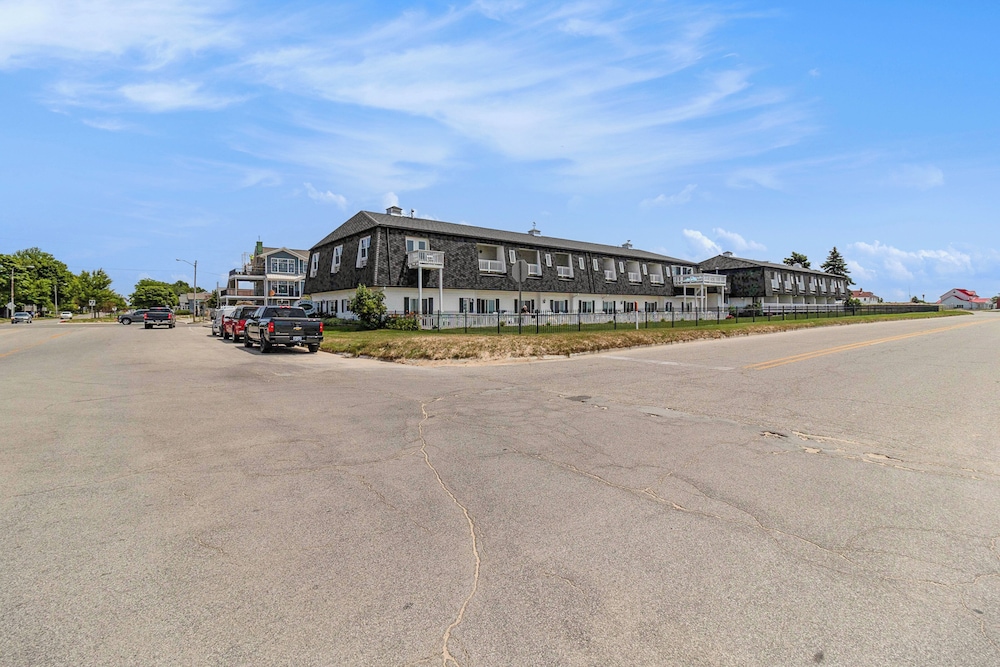 Snyder's Shoreline Inn