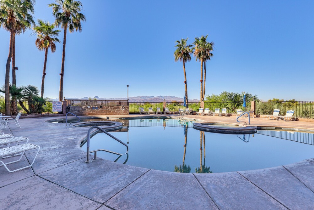 London Bridge Views: Havasu Condo on Golf Course