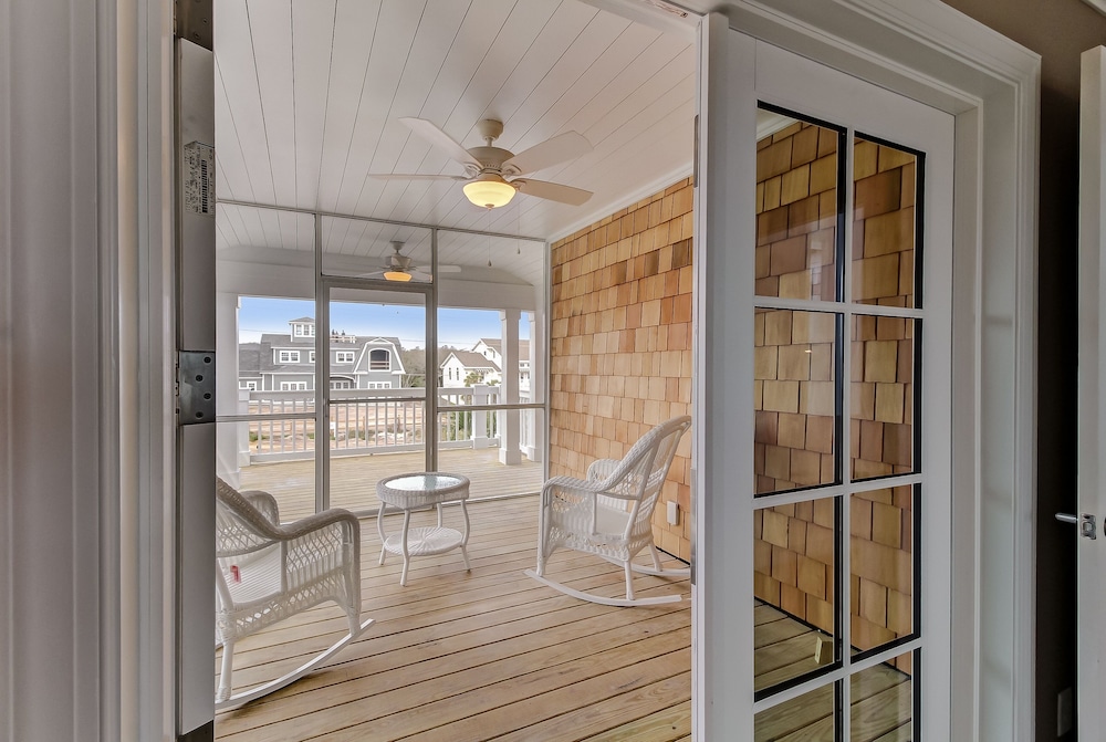 Multi-level Seaside Residence by RedAwning