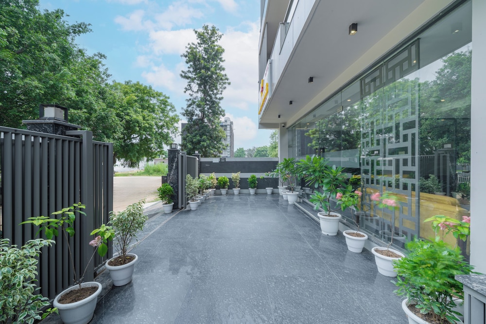 Lime Tree Hotel & Stays Greater Noida Nearby India Expo Centre & Mart