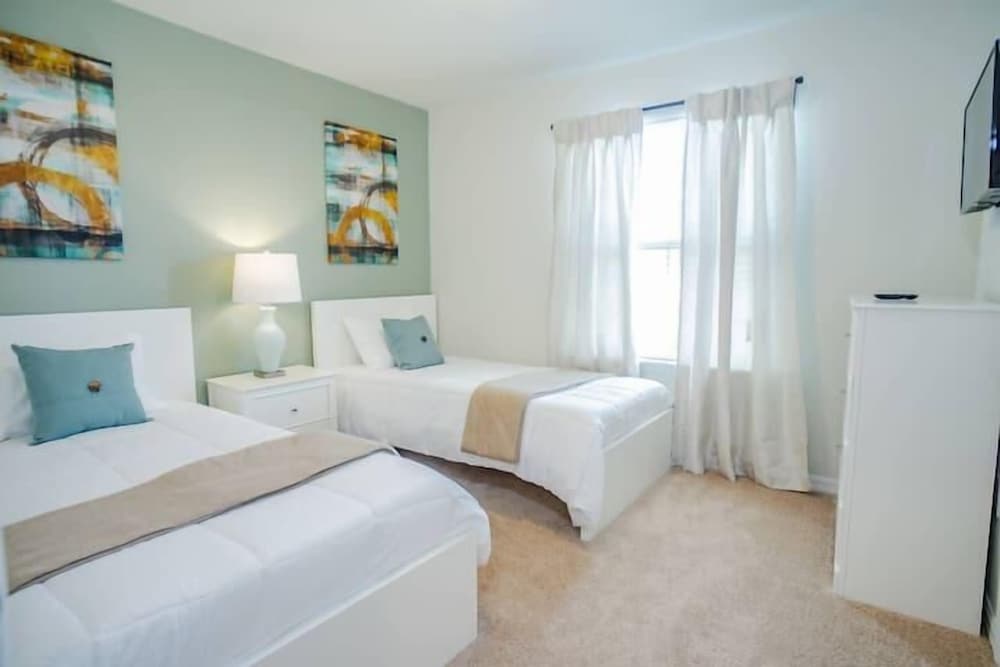 4606 TD - 5BR Townhome Marvel: Private Pool