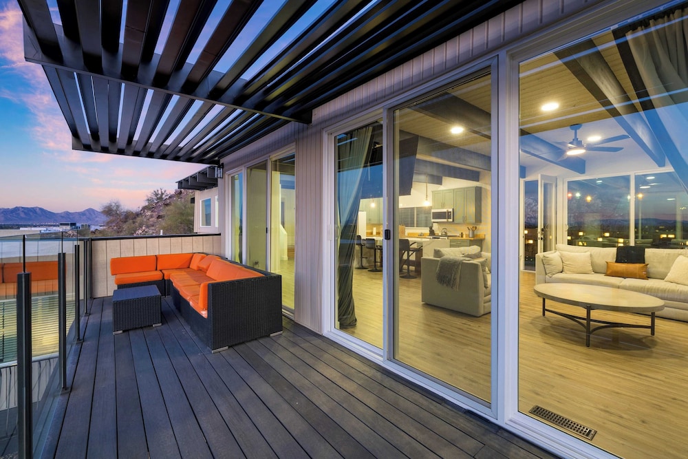 Panoramic Views, Private Pool, Patio Lounge w/ Firepit Royal Palm by Avantstay