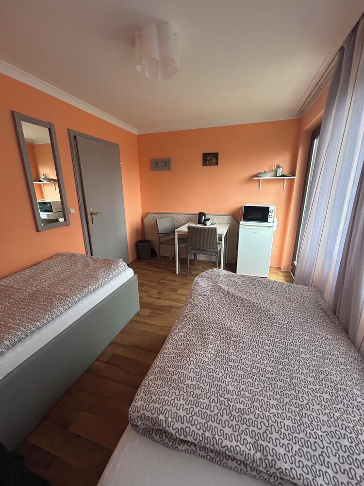 2-Rent Group Hostel Rooms AUB162