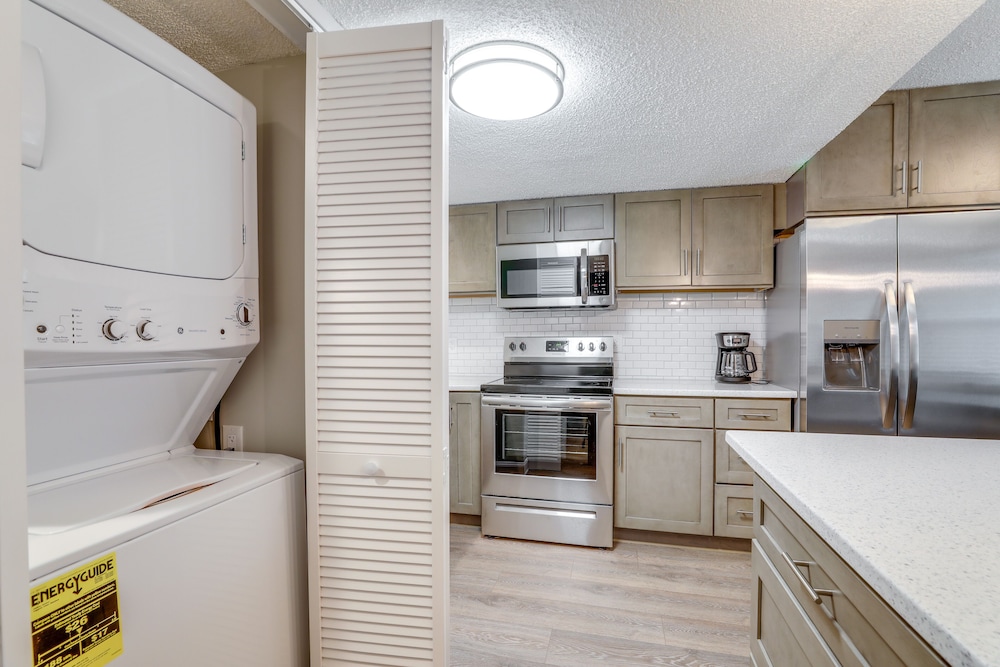 2-story Decatur Condo, Close to Downtown Atlanta!