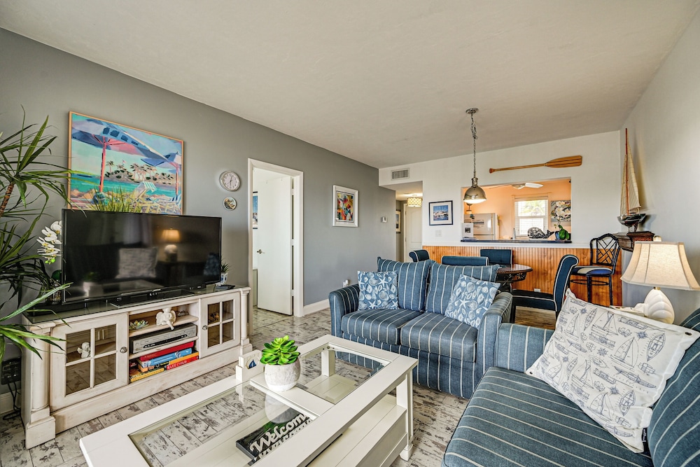 Steps to Naples Bay & Tin City: Condo w/ Pool!