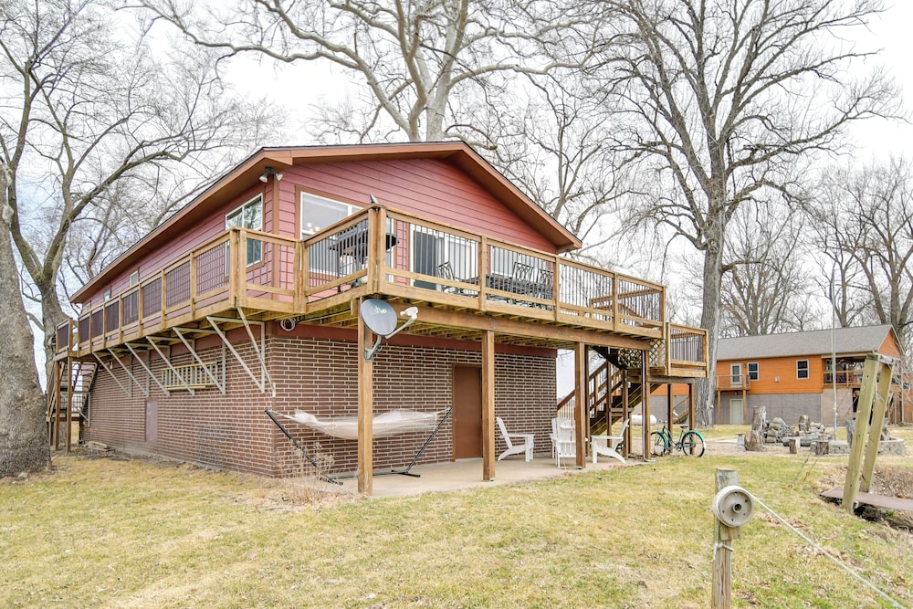 Riverfront Cabin Near Dtwn Pella w/ Game Room!